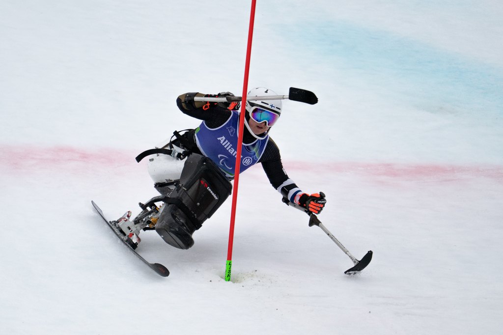 Nette Kiviranta pujottelemassa.